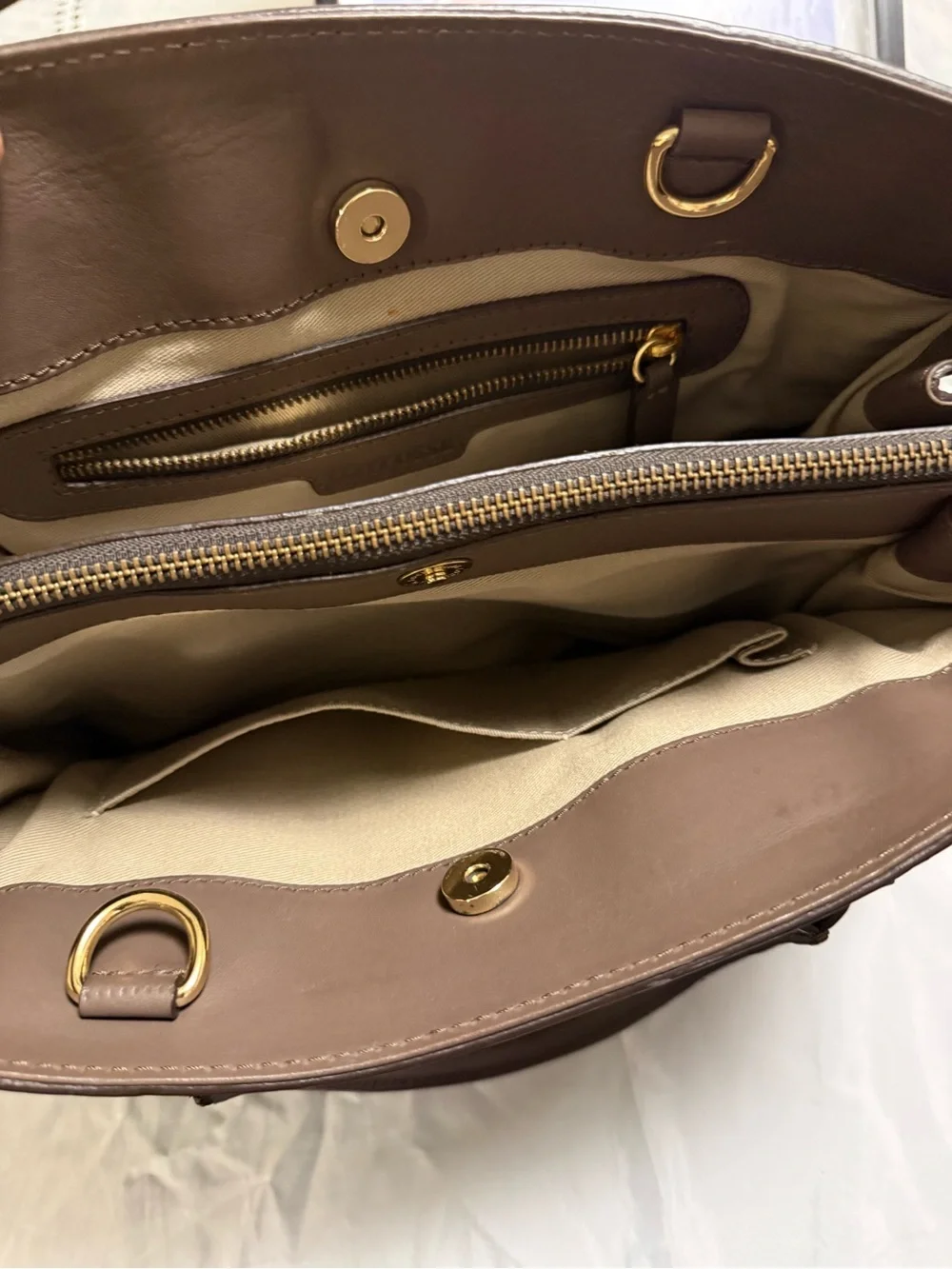 LOTTUSSE Classic Brown Leather Satchel